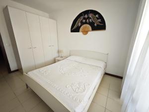 Bright top-floor property near the sea