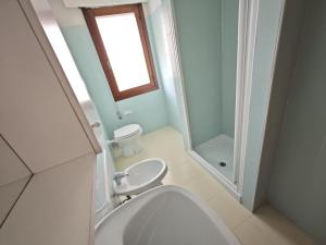 Bright top-floor property near the sea