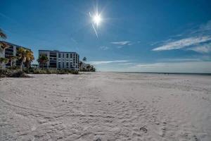 Beachfront Gulf Views, Pool & Steps to Times Square - Beach Villas 203 - Roelens