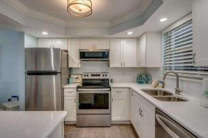 Beachfront Gulf Views, Pool & Steps to Times Square - Beach Villas 203 - Roelens