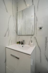 Riviera 1BR - 8 min Niarchos SNFCC by TwentyTwo