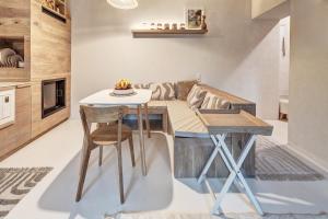 Apartment by the river, 13