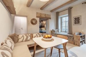 Apartment by the river, 13