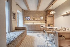 Apartment by the river, 13