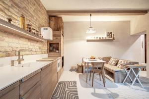 Apartment by the river, 13