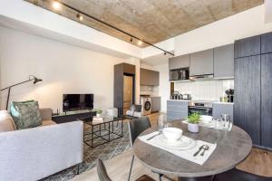 The Lineal 326 - Comfortable City 1BR Sandton Central Pool Access