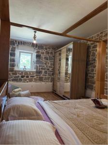 Villa with stunning Mountain Views and Authentic Croatian Stone House near Split and Sea