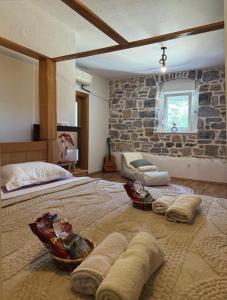 Villa with stunning Mountain Views and Authentic Croatian Stone House near Split and Sea