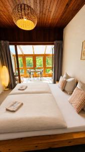 Mountain View Room mit sonnigem Wintergarten