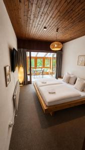 Mountain View Room mit sonnigem Wintergarten