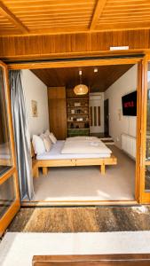 Mountain View Room mit sonnigem Wintergarten