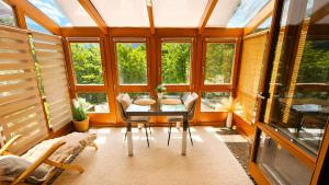 Mountain View Room mit sonnigem Wintergarten