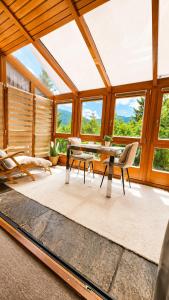 Mountain View Room mit sonnigem Wintergarten
