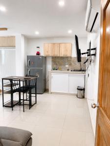 Estancias Aleli apartaestudio amoblado con cocina equipada para persona sola o pareja a tan solo 5 minutos de la terminal de transporte cerca del centro comercial chipichape 201