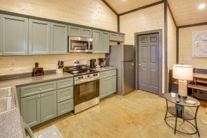 Walk to Water: Irvin Cobb Resort Cabin!