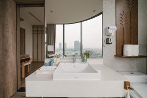 Japandi - Work Space - 2 BRs - View Swanlake