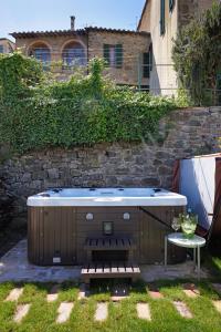 Montalcino Townhouse with Private Garden & Spa