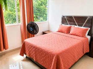 Apartamento de tres habitaciones y cuatro camas, cuenta con dos baños privados sala comedor y cocina totalmente equipada