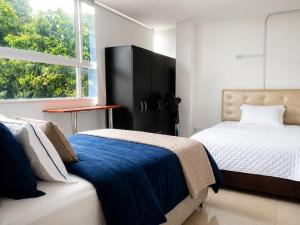 Apartamento de tres habitaciones y cuatro camas, cuenta con dos baños privados sala comedor y cocina totalmente equipada