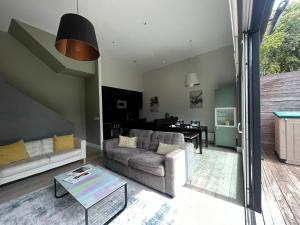 Stylish 2BDR House with 2 Bathrooms Garden