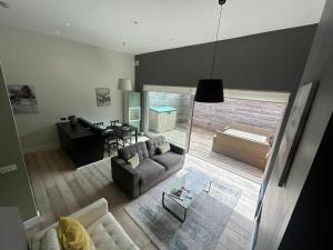 Stylish 2BDR House with 2 Bathrooms Garden