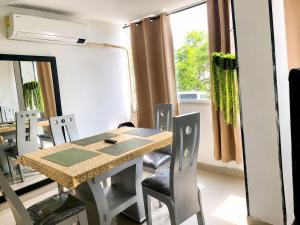 Apartamento de tres habitaciones y cuatro camas, cuenta con dos baños privados sala comedor y cocina totalmente equipada