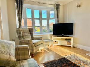 Detached 3 bedroom house with drive and garden