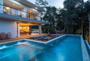 Casa Luxo 5 suítes com piscina e funcionária-159M