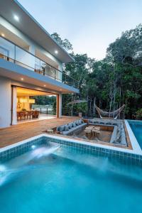 Casa Luxo 5 suítes com piscina e funcionária-159M