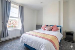 Spacious 5BR Sheffield Home | Sleeps 10 | Near City Centre