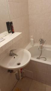 Maxwel Twin room in flat No apartment as some guest dreamed For this price