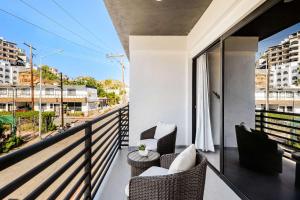 Modern Condo Walk to Marina, Dining & Nightlife