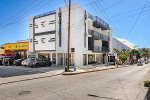Modern Condo Walk to Marina, Dining & Nightlife