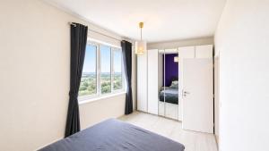 Modern 2BD Apt with Balcony, Fast Wi-Fi & Garage