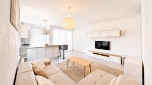 Modern 2BD Apt with Balcony, Fast Wi-Fi & Garage
