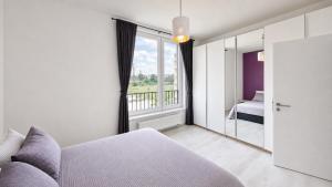 Modern 2BD Apt with Balcony, Fast Wi-Fi & Garage