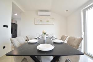 Diora Luxe Top-Floor Seafront Apartment with Jacuzzi & Panoramic Sea View