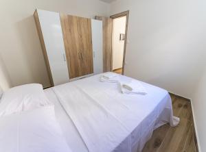 Bright 1BR City Stay for 3 Fast WiFi Smart TV