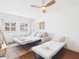 Renovated 1BR Elevator, Balcony & Parking – Alfama | By Airnest