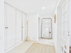 Renovated 1BR Elevator, Balcony & Parking – Alfama | By Airnest
