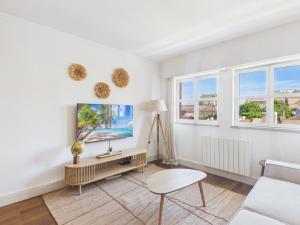 Renovated 1BR Elevator, Balcony & Parking – Alfama | By Airnest