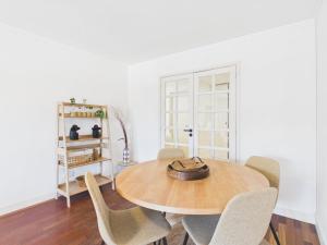 Renovated 1BR Elevator, Balcony & Parking – Alfama | By Airnest