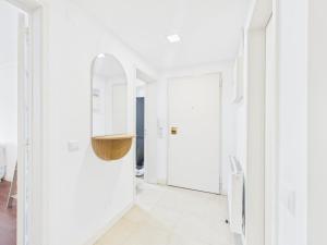 Renovated 1BR Elevator, Balcony & Parking – Alfama | By Airnest