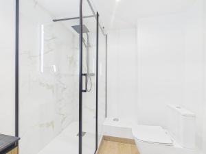 Renovated 1BR Elevator, Balcony & Parking – Alfama | By Airnest