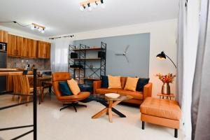 Steel & Oak-Stylish Stay Near Shore