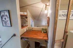 Rustic-Modern Townhome B - Ivy Wild Downtown