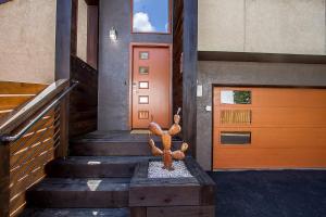 Rustic-Modern Townhome B - Ivy Wild Downtown
