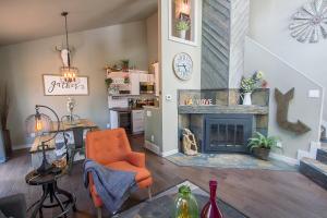 Rustic-Modern Townhome B - Ivy Wild Downtown