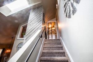 Rustic-Modern Townhome B - Ivy Wild Downtown