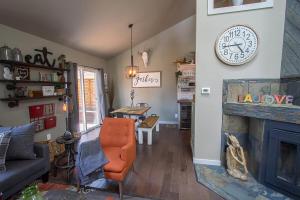 Rustic-Modern Townhome B - Ivy Wild Downtown